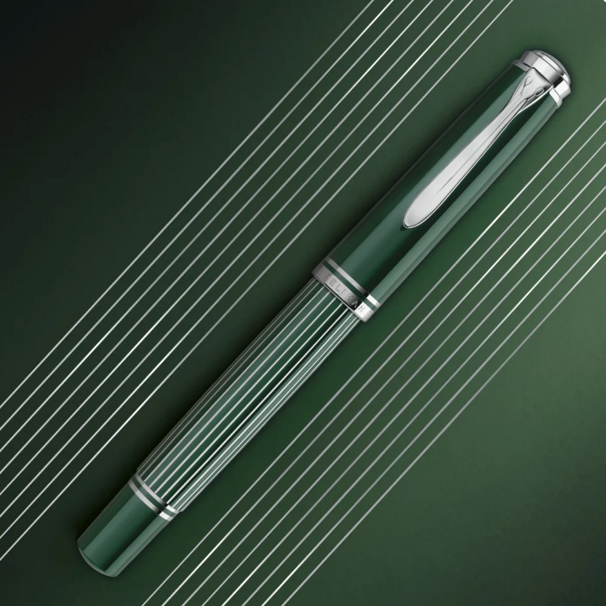 Pelikan - Souverän M815 Metal Striped Green Füllfederhalter – Special Edition 2026 - B